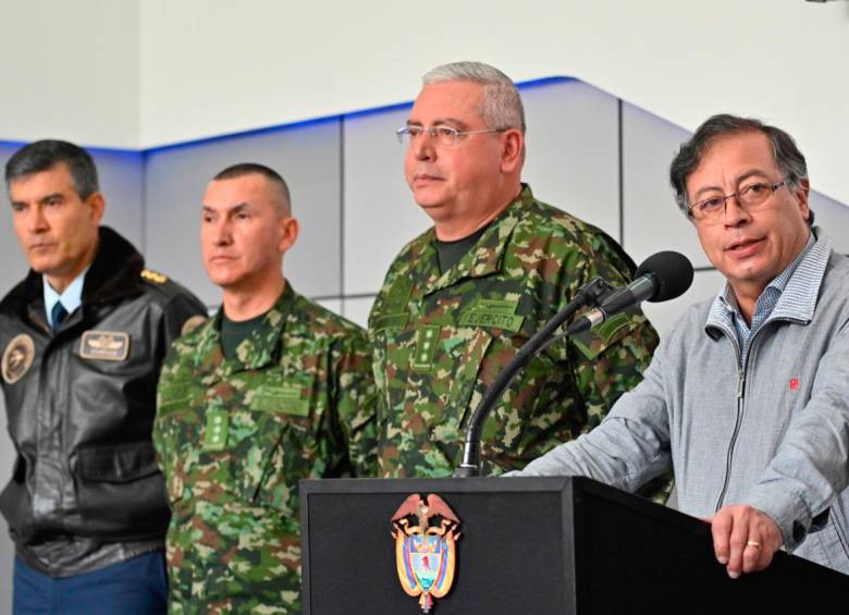 El presidente Gustavo Petro y la cúpula militar anunciaron una contraofensiva contra las disidencias de las Farc. FOTO: CORTESÍA DE LA PRESIDENCIA.