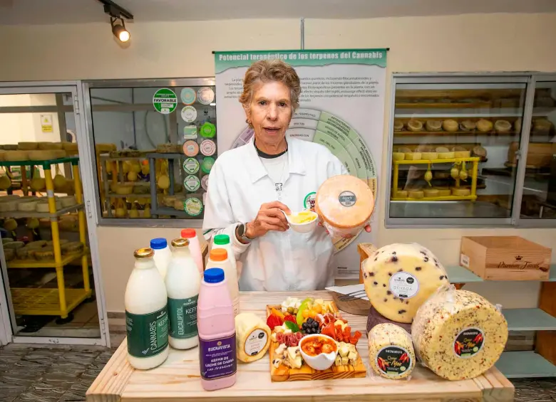 Esta es Gloria López Patiño junto a algunos de los productos de Buena Vista. FOTO Esneyder Gutiérrez