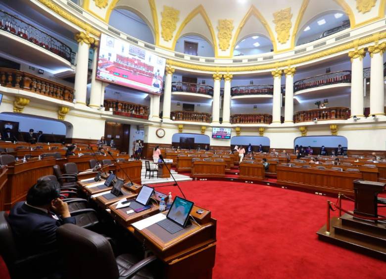 Con 11 votos a favor y 6 en contra el congreso peruano archivó la propuesta de convocar un referéndum sobre una nueva constitución. FOTO: TOMADA DE TWITTER @CONGRESOPERU.