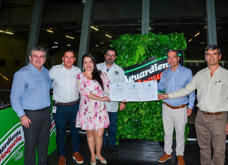 El equipo de la FLA con orgullo recibe el certificado de carbono neutro. Foto: Cortesía 