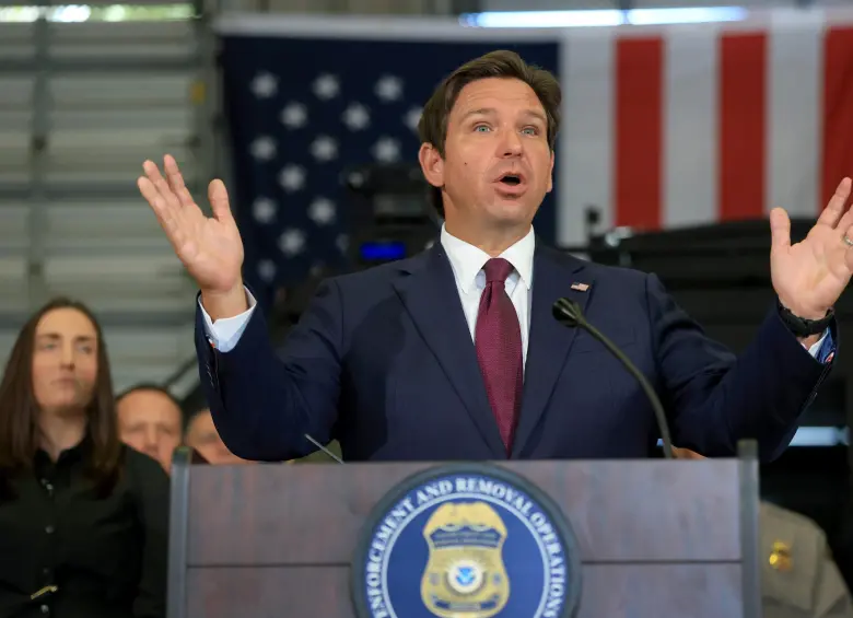 El gobernador de Florida, Ron DeSantis, defendió el derecho a arrollar a manifestantes que amenacen a personas en vehículos en Estados Unidos. FOTO: GETTY