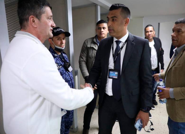 El exparamilitar Jacinto Soto Toro (“Lucas”) estrecha la mano del coronel Daniel Gutiérrez, director del Inpec, luego de la reunión en la cárcel La Picota de Bogotá. FOTO cortesía del inpec.