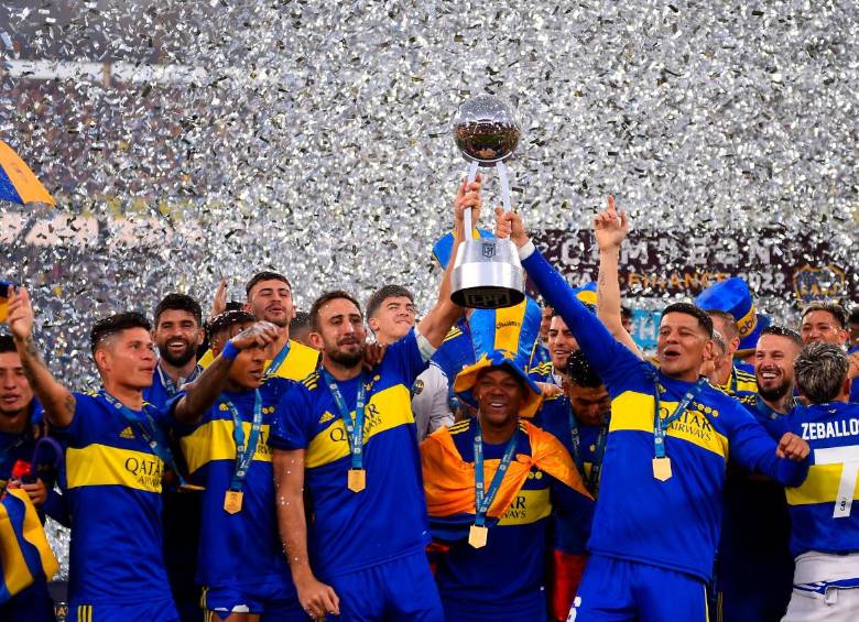 Con la bandera de Colombia en sus espaldas, Frank Fabra celebra el nuevo logro con Boca. También aparecen Villa y Campuzano. Buscarán la Libertadores. FOTO GETTY