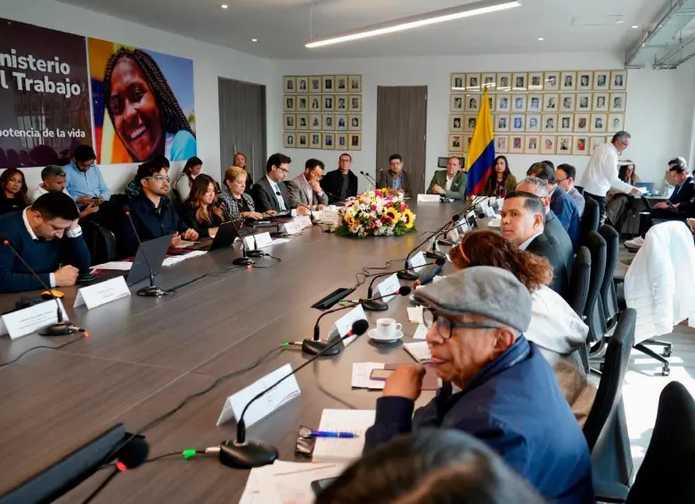 El Ministerio del Trabajo presentó el cronograma de conversaciones para definir el ajuste del salario mínimo para 2026. FOTO tomada de X