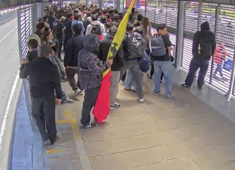 Impresionante avalancha de colados: cerca de 50 personas ingresaron sin pagar a estación de TransMilenio en Bogotá. FOTO: Captura de video 