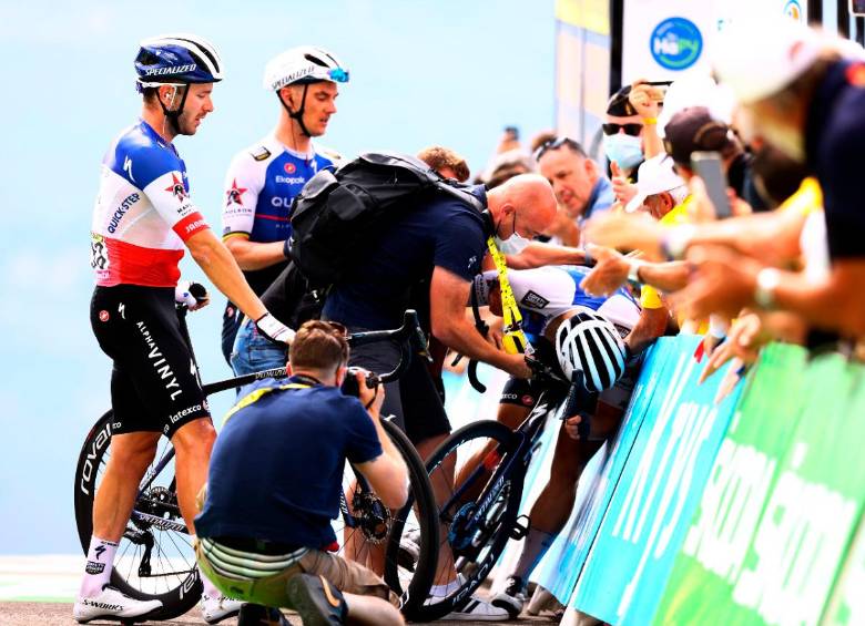 El dramático arribo a meta de Fabio Jakobsen, que por segundos no quedó por fuera del Tour