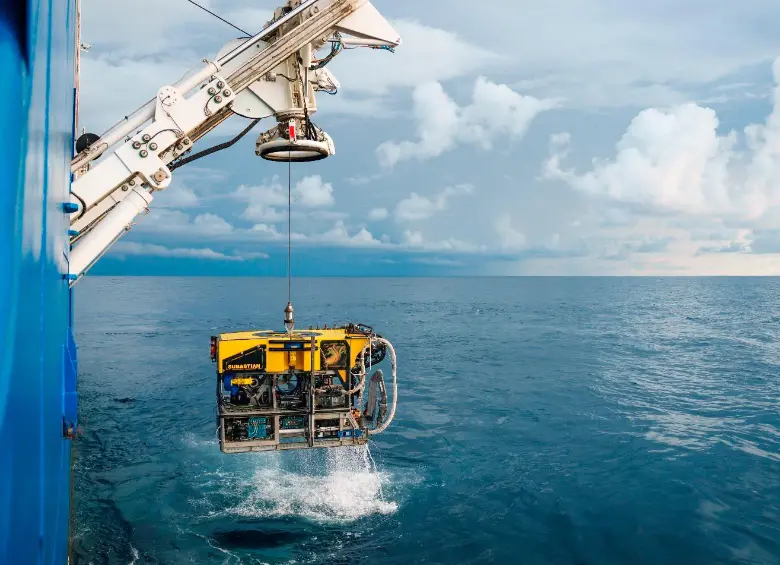 El ROV SuBastian es desplegado desde el R/V Falkor (Too) hacia el Atlántico ecuatorial, a 1.500 kilómetros al noreste de las costas de Brasil. El robot puede descender hasta 4.700 metros de profundidad. FOTO cortesía Schmith Ocean Institute (SOI)
