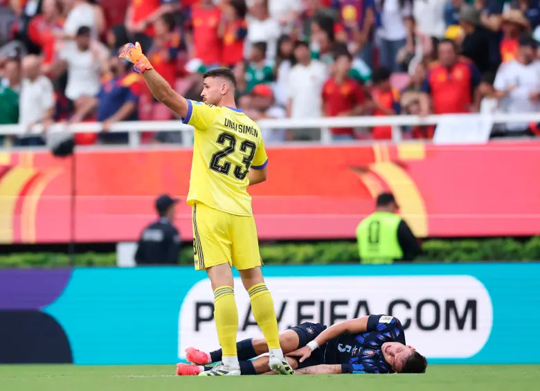 El futbolista Manuel Ugarte quedó tirado en la cancha del estadio de Guadalajara después de recibir una falta en el partido contra España. Foto: tomada del x de @FabrizioRomano