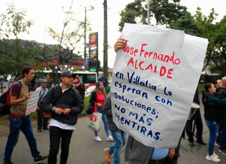 Con carteles y pancartas los ciudadanos bloquean la vía de acceso al corregimiento. FOTO CAMILO SUÁREZ