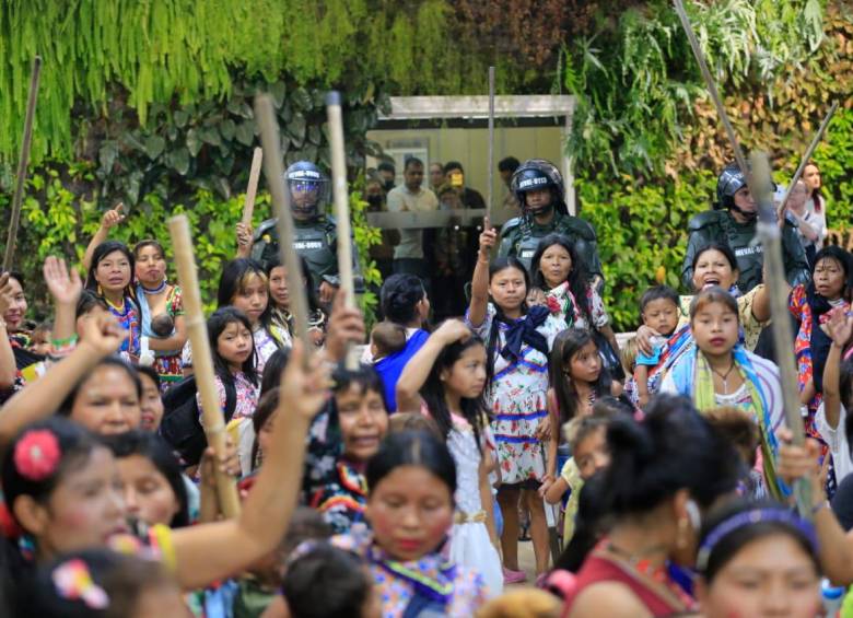 Instalan mesa de diálogo tras desmanes de indígenas en la Alcaldía de Medellín