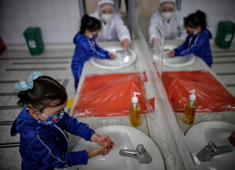 Niños y niñas continuarán usando tapabocas en los salones de clase, según precisó Minsalud. FOTO: COLPRENSA/Sergio Acero
