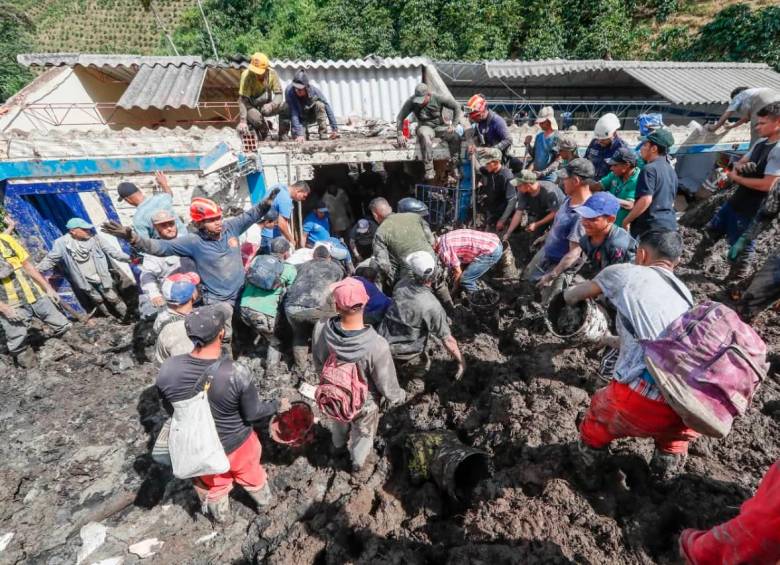En Tapartó, zona rural de Andes, una saturación de aguas en la montaña originó un deslizamiento que taponó una escuela y dejó tres niños muertos. FOTO: MANUEL SALDARRIAGA