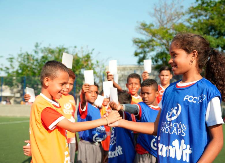 La cancha es el aula: jóvenes de Fútbol con Corazón desarrollan habilidades socioemocionales y aprenden valores esenciales para la vida, como la empatía y el trabajo en equipo. FOTOS CORTESÍA FÚTBOL CON AMOR