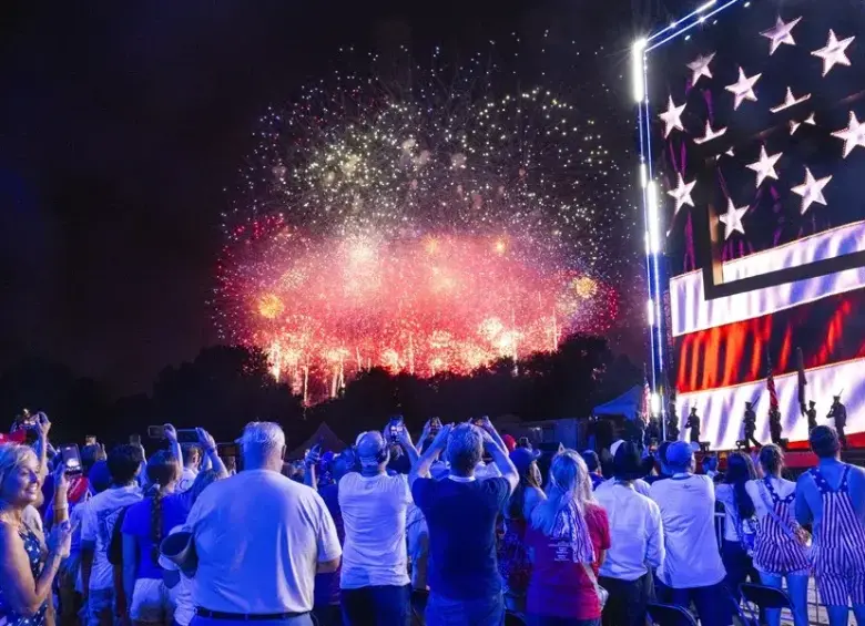 La celebración incluyó un espectáculo con unos 850.000 fuegos artificiales desde 10 puntos. FOTO: EFE