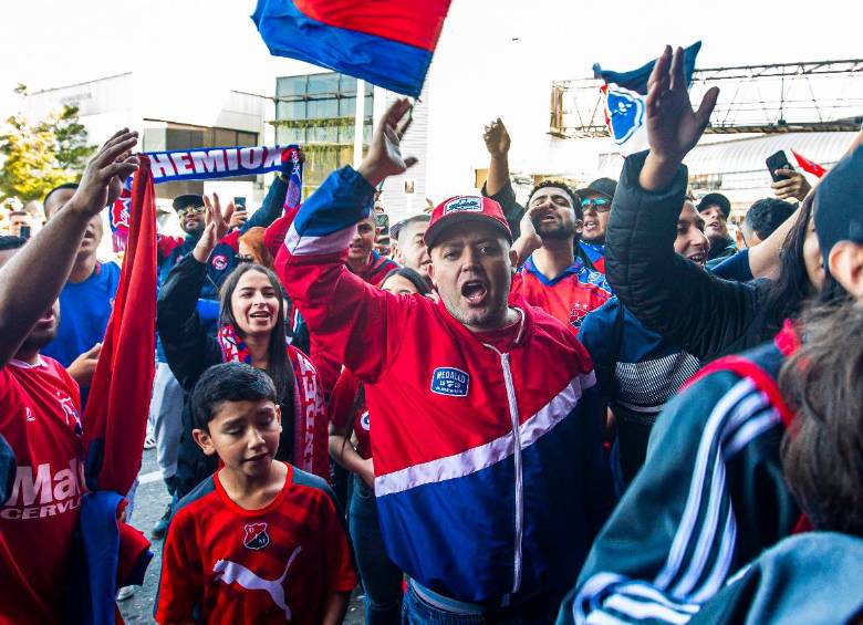 Un grupo de cerca de 285 aficionados del cuadro rojo llegaron a las afueras del aeropuerto José María Córdova de Rionegro para despedir a los jugadores antes de que partieran a Barranquilla para enfrentar a Junior. FOTO: CARLOS VELÁSQUEZ 