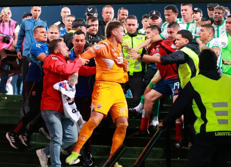 El arquero uruguayo Washington Aguerre protagonizó una pelea con jugadores de Nacional al final del clásico paisa de la quinta fecha de cuadrangulares. FOTO: Manuel Saldarriaga
