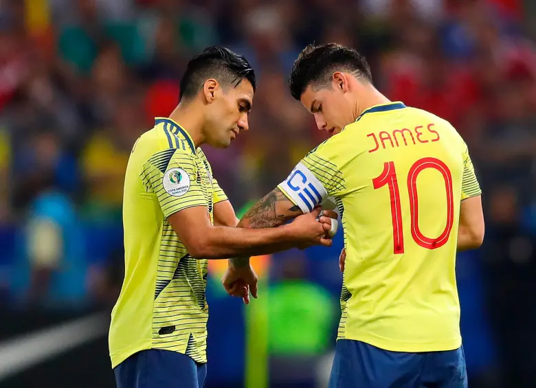 En la imagen aparece Falcao cediéndole la cinta de capitán a James Rodríguez. FOTO GETTY