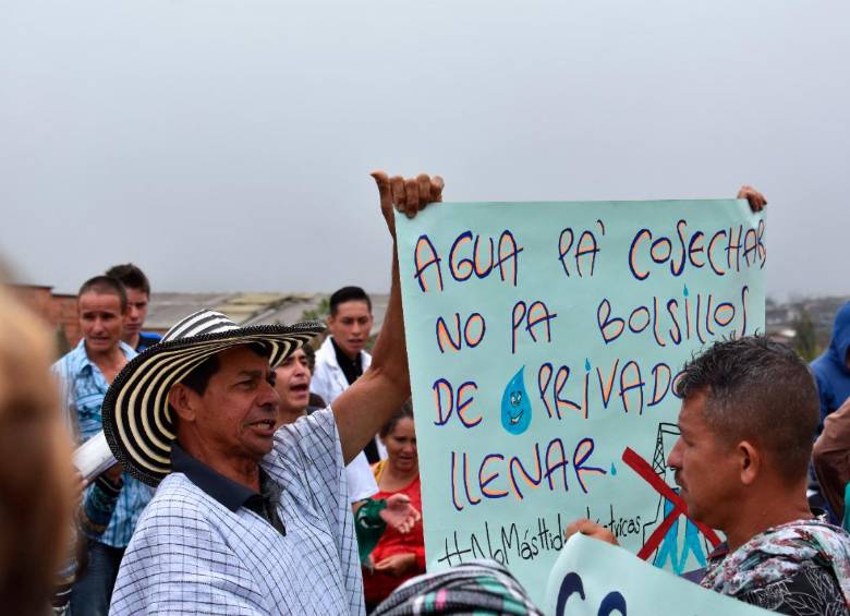 Los habitantes de Argelia radicaron una carta de rechazo ante Cornare por sus procedimientos para otorgar licencias a PCH. FOTO: CORTESÍA CLAUDIA FRANCO