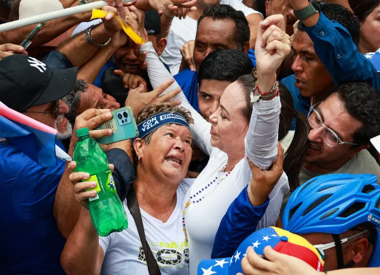Impedida de postularse, María Corina acompañó la candidatura de Edmundo González y organizó una red ciudadana de defensa del voto en todo el país. FOTO: GETTY.