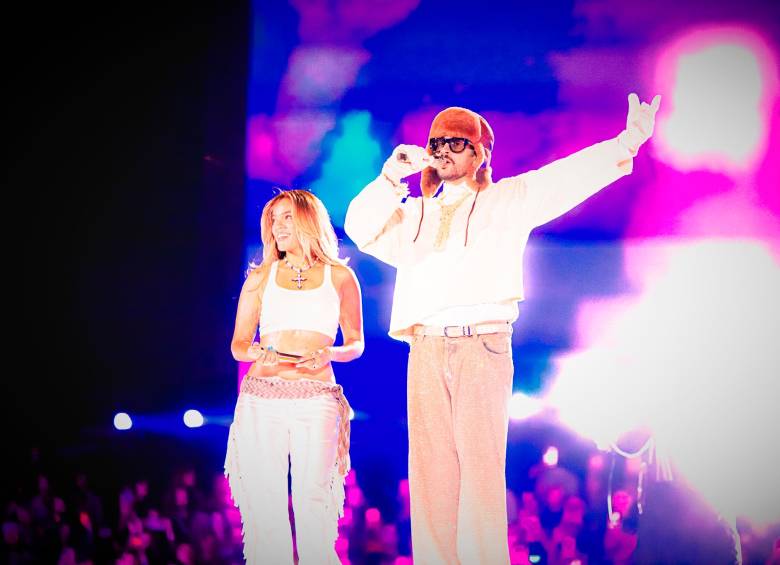 Karol G se presentó el pasado fin de semana con Bad Bunny en Medellín como invitada del conejo malo para su última noche en la ciudad. FOTO Cortesía @crisdying_ph