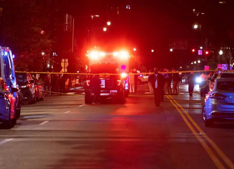 El lugar donde dos empleados de la embajada de Israel fueron asesinados en Washington D. C., Estados Unidos. Tras el ataque, el primer ministro israelí, Benjamin Netanyahu, ordenó reforzar la seguridad de las misiones diplomáticas de su país en todo el mundo. FOTO: Xinhua