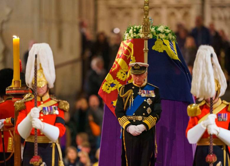 Rey Carlos III con uniforme militar. FOTO: GETTY