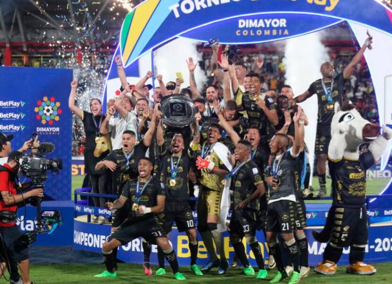 Los futbolista de Llaneros le dieron una gran felicidad a los aficionados que llenaron las graderías del estadio Bello Horizonte Rey Pelé en Villavicencio, la capital del departamento de Meta. FOTO: COLPRENSA 