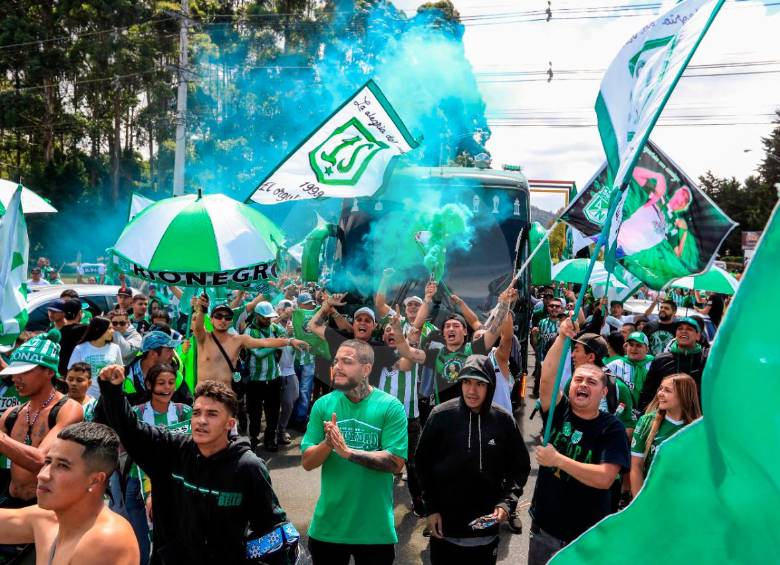 Los hinchas de Atlético Nacional cumplieron la cita y llegaron hasta el José María Córdova para despedir al verde. FOTO JAIME PÉREZ 