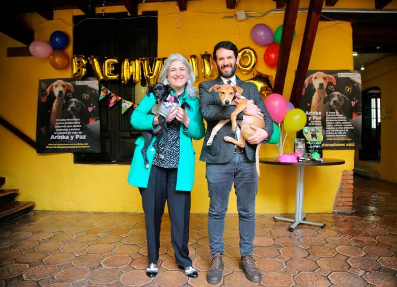 En la imagen Catalina Velasco Campuzano, ministra de vivienda y Juan Carlos Losada, representante a la Cámara, con las perritas. FOTO: TOMADA DE TWITTER @CATALINAVELASCO 