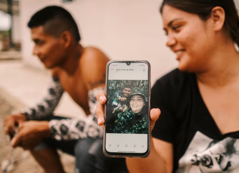 Tatiana enseña en su teléfono celular una fotografía tomada el día en que llegó junto a Jeison y su perro Negro a la Zona de Ubicación Temporal (ZUT). FOTO: Tomada de El País - Santiago Mesa