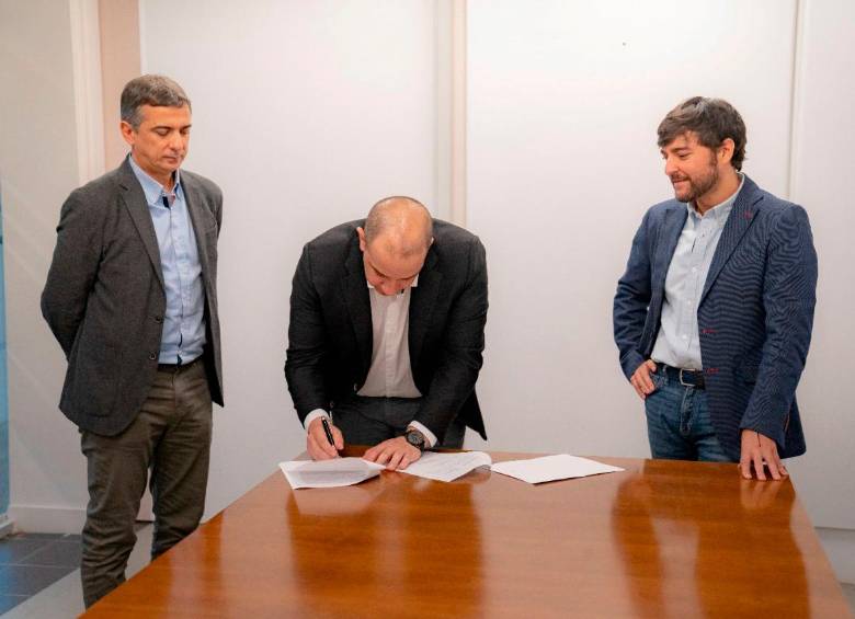 Firma del memorando de entendimiento entre Distrito de Barranquilla y EPM para explorar la adquisición de acciones de la Triple A. FOTO cortesía