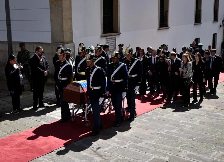 Con una calle de honor y acompañamiento de la Guardia Presidencial, fue recibido el cuerpo del exvicepresidente Germán Vargas Lleras en el Palacio de San Carlos, donde se le rindieron honores militares frente al Teatro Colón. FOTO: COLPRENSA