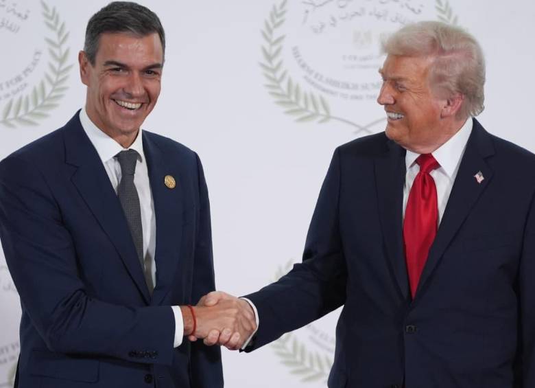 El apretón de manos de Donald Trump con Pedro Sánchez y Emmanuel Macron no pasó desapercibido. FOTO: GETTY