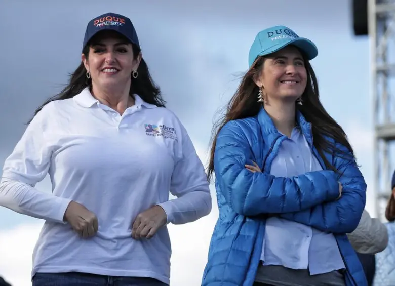 María Fernanda Cabal se pronunció tras la victoria de su colega Paloma Valencia (de chaqueta) en la encuesta interna del Centro Democrático para la Presidencia de Colombia. FOTO: Colprensa.