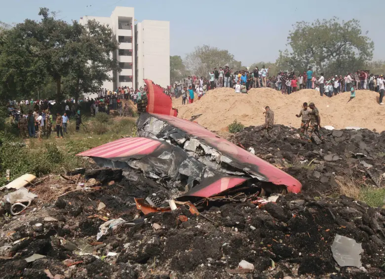 AHMADABAD, 12 junio, 2025- Personas observan los restos de un avión de Air India que se estrelló, en Ahmedabad, en el estado de Gujarat, India, el 12 de junio de 2025. El vuelo de Air India con destino a Londres, que llevaba 242 personas a bordo, incluidos dos pilotos y 10 miembros de la tripulación, se estrelló el jueves poco después de despegar de un aeropuerto en el estado occidental indio de Gujarat, dijeron las autoridades. Alto cargo policial confirmó al menos 110 muertos en accidente de avión de Air India, informan medios locales. El vuelo despegó del aeropuerto internacional Sardar Vallabhbhai Patel en Ahmedabad, a unos 17 kilómetros al sur de Gandhinagar, la capital de Gujarat. FOTO: Agencia Xinhua