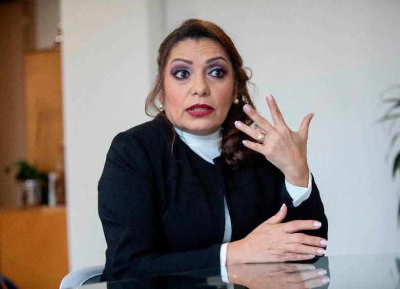 Ni Martha Nury Velásquez, presidenta del Tribunal Administrativo de Antioquia, se salva de las goteras en su oficina. FOTO Camilo Suárez