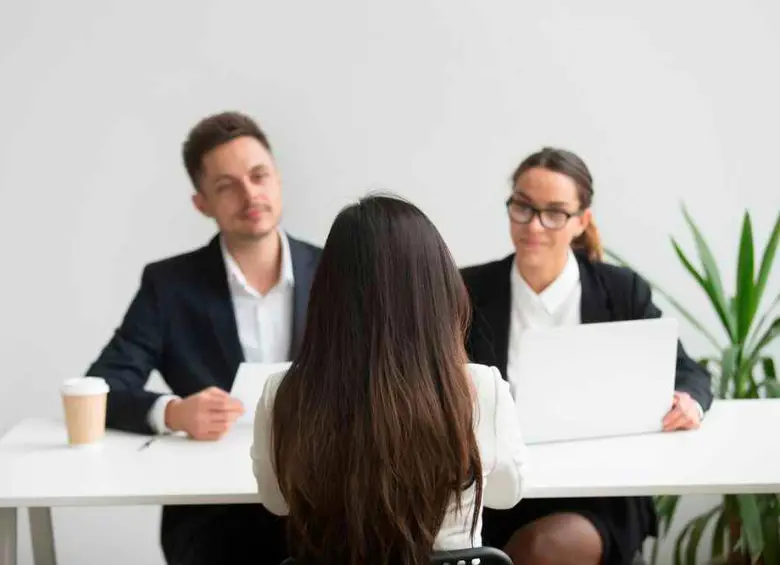 El diálogo estratégico en la entrevista permite evaluar si el cargo realmente se ajusta al perfil profesional. FOTO: GETTY