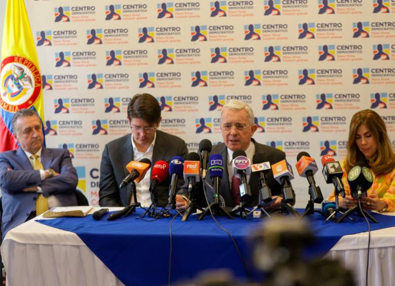 El presidente Álvaro Uribe con algunos integrantes de su partido, Centro Democrático. FOTO: Colprensa