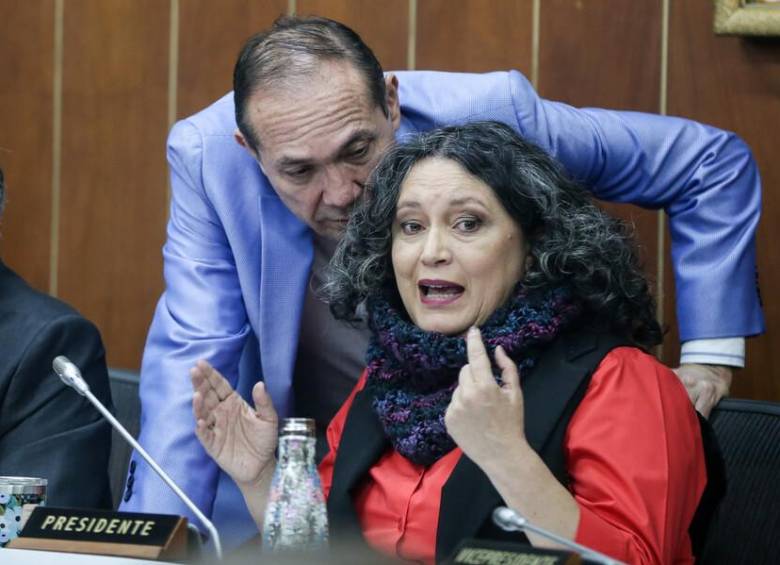La senadora Angélica Lozano, de la Alianza Verde, radicó este 26 de mayo la ponencia de las mayorías de la Comisión Cuarta del Senado.