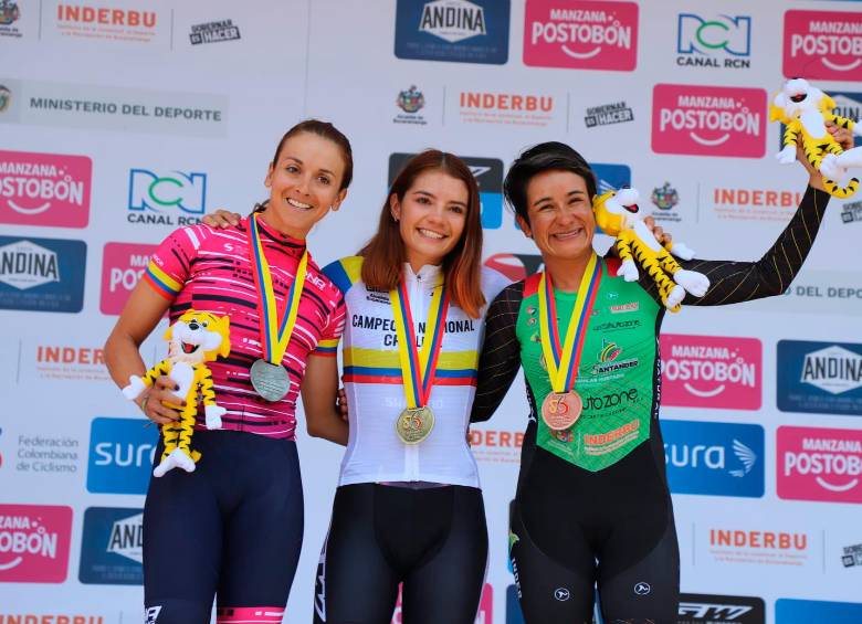 Lina Hernández (centro), la ciclista más rápida de Colombia. 