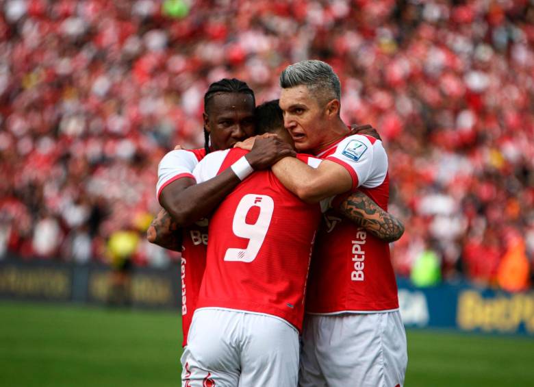 El delantero uruguayo Agustín Rodríguez Rosano (número 9) es el goleador del torneo colombiano en este momento con dos dianas. FOTO: TOMADA DEL X DE @SantaFe