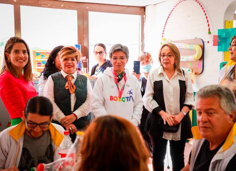 La alcaldesa Claudia López en una de las manzanas del cuidado: bandera con enfoque de género que impulsó en su administración. FOTO CORTESÍA