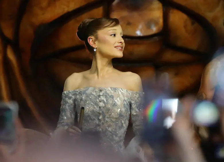 Ariana Grande ha generado preguntas entre sus fans por los recientes cambios en torno a Wicked. FOTO: AFP. 