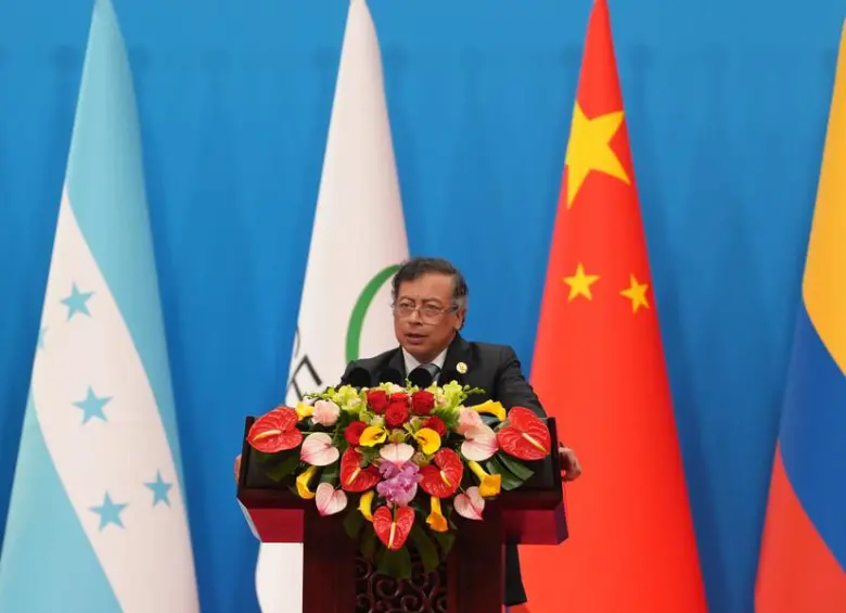 Presidente Gustavo Petro en la apertura de sesión de la Celac en China junto a lideres de Brasil y Chile, y el presidente de China, Xi Jinping.