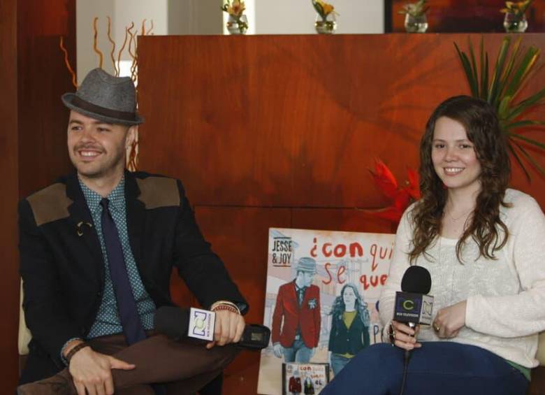 Jesse y Joy Huerta fueron vistos juntos en un aeropuerto de Bolivia, días después de que Jesse anunciara que se alejaba temporalmente del proyecto musical. FOTO: Colprensa. 