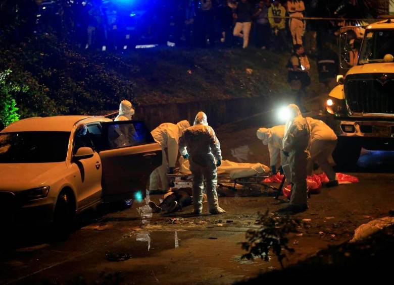 Las labores de rescate de los cadáveres de la pareja se prolongó más allá de la medianoche del sábado. FOTO CAMILO SUÁREZ