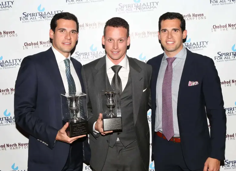 Oren Alexander, Tal Alexander y Alon Alexander durante la gala Chanukah With The Stars, celebrada el 10 de diciembre de 2014 en el Harmonie Club de Nueva York. FOTO: Getty. 