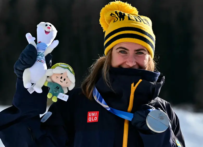 La sueca Ebba Andersson denunció que luego de ganar la plata en esquí de fondo, esta se le cayó y se le partió en dos. FOTO: GETTY