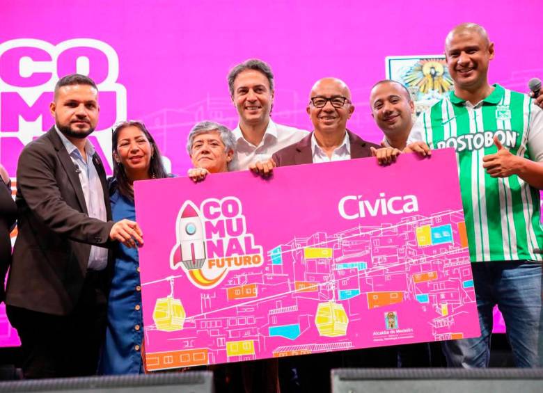 El alcalde Daniel Quintero anunció el subsidio, junto a otros funcionarios del gabinete. Foto: Alcaldía de Medellín. 