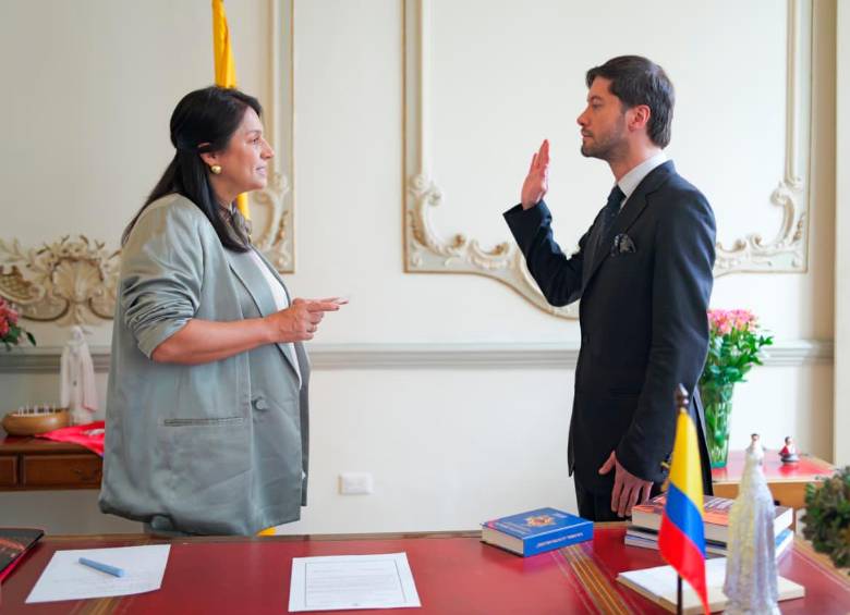 La ministra de Las Culturas, Paola Holguín, con el antioqueño Sergio Andrés Vélez, nuevo director del Instituto Caro y Cuervo. FOTO: Cortesía @MinCultura